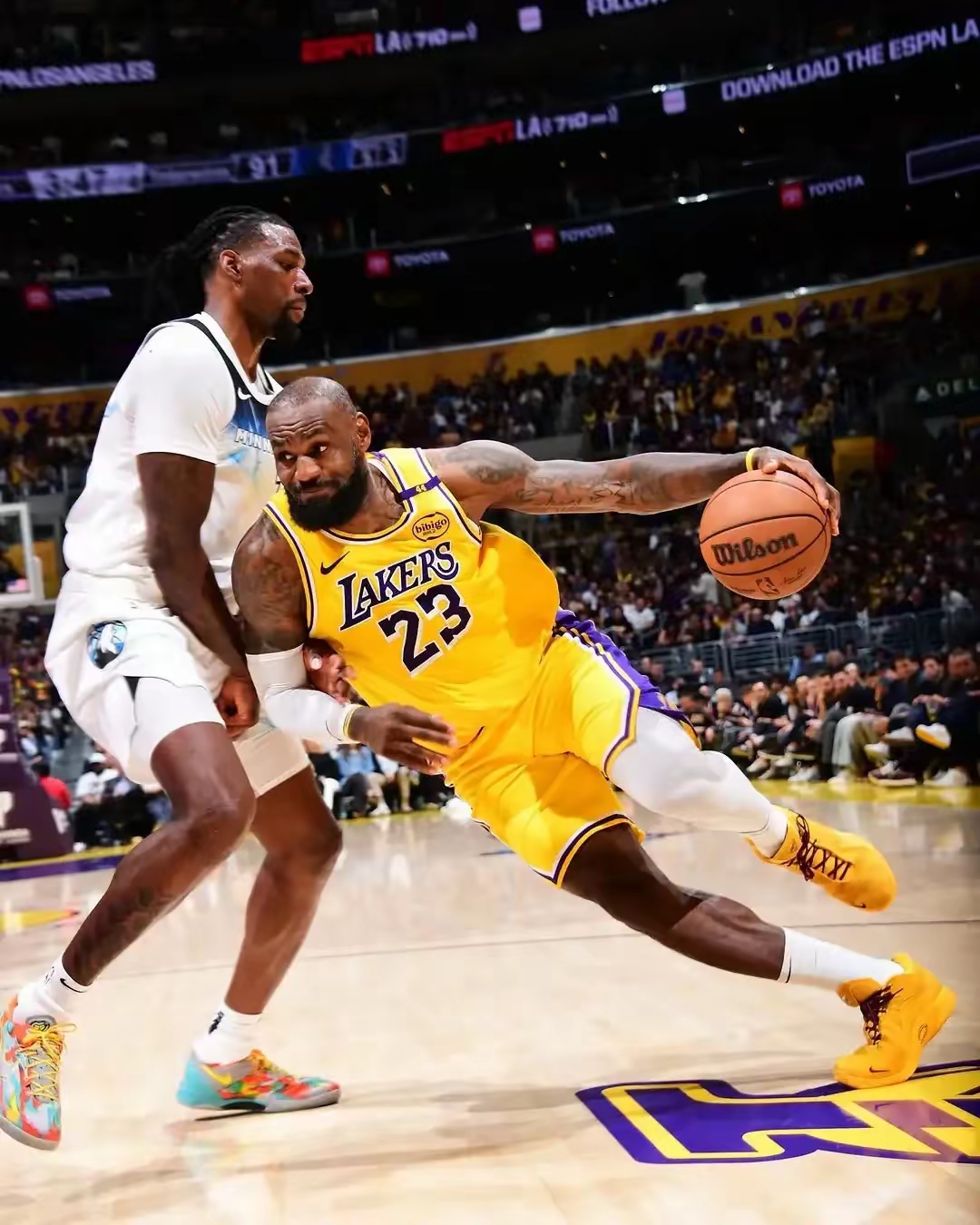 詹姆斯巅峰对决，字母哥与80激战塞尔维亚队分钟，突破纪录胜负难料！